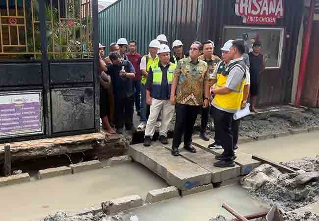 Rico Waas Cek Jalan Konblok dan Drainase di Helvetia, Warga Harap Banjir Tak Lagi Datang